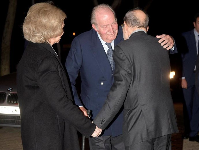 Los Reyes Juan Carlos y Sofía encabezan el gran número de personalidades que han despedido a Plácido Arango
