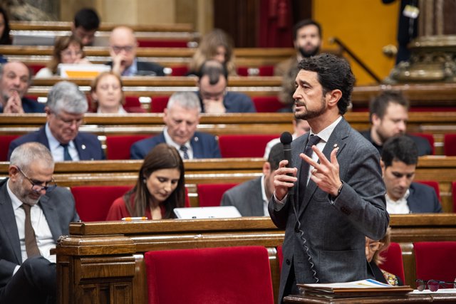 El Conseller de Territorio y Sostenibilidad de la Generalitat, Damià Calvet durante su intervención en la sesión plenaria del Parlament de Catalunya, en Barcelona (España), a 5 de febrero de 2020.