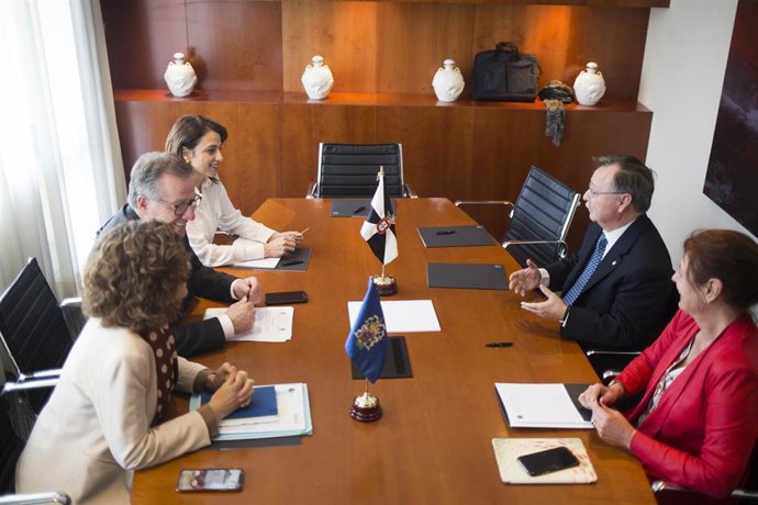 Los presidentes de Ceuta, Juan Vivas, y Melilla, Eduardo de Castro, presentes en el acto de firma de una declaración institucional