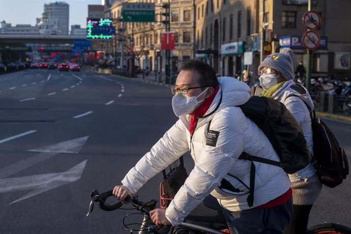 Ciclista con máscara en Shangái