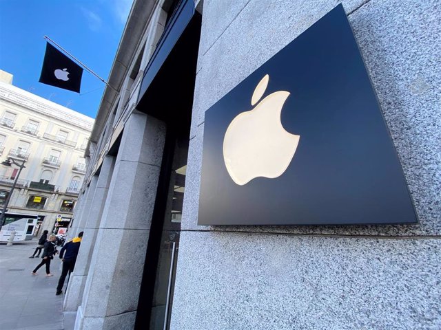 Logo de Apple en el edificio de la tienda de Apple en la Puerta del Sol, en Madrid (España), a 13 de noviembre de 2019.