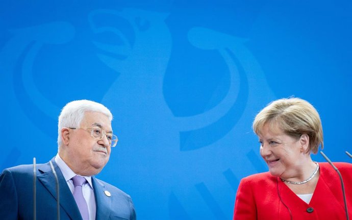 El presidente de la Autoridad Palestina, Mahmud Abbas, junto a la canciller alemana, Angela Merkel. 