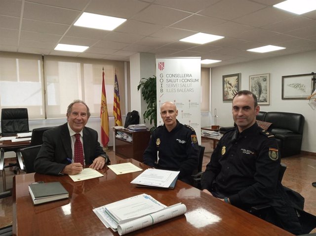 Firma del convenio de colaboración entre el Govern y la Policía.