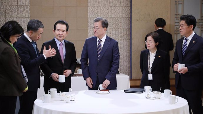 El presidente de Corea del Sur, Moon Jae In, situado en el centro acompañado de miembros del Gobierno en Seúl