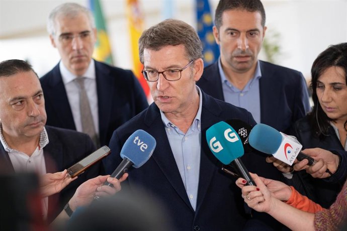 El titular del Gobierno gallego atiende a los medios tras reunirse con el comité de empresa de Alcoa San Cibrao