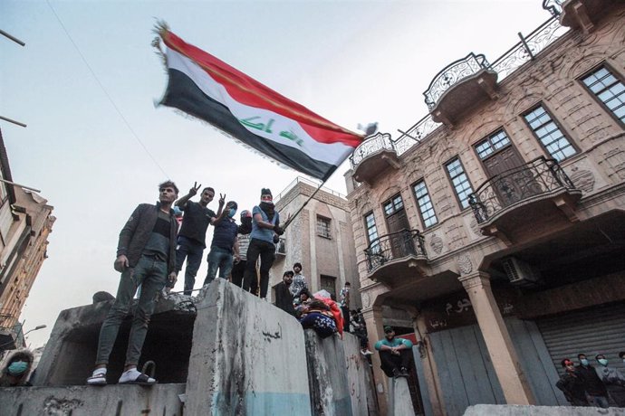 Manifestantes en una barricada en Bagdad