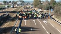 Los agricultores extremeños cortan carreteras para reclamar precios justos