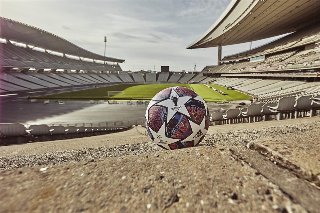 Adidas presenta el nuevo balón 'Istanbul 20' que se utilizará durante