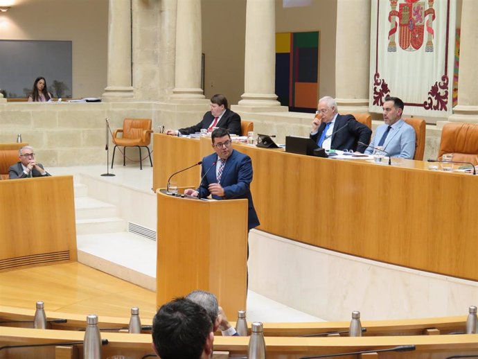 El diputado Alfonso Domínguez defiende las enmiendas del PP en el pleno de Presupuestos