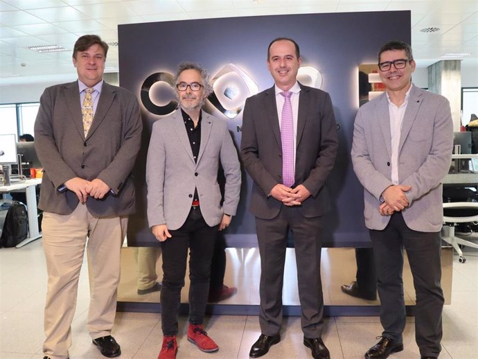 El alcalde de Guadalajara, Alberto Rojo, visita los estudios de animación del guionista y director Pedro Solís.