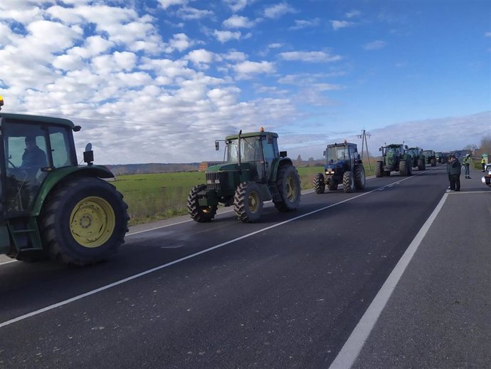 Los tractores acuden al corte de la autovía en Coria