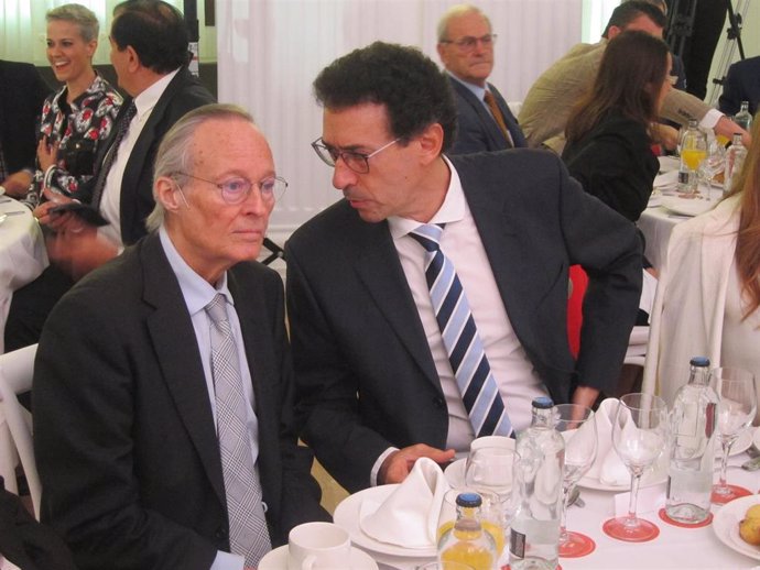 El exministro de Industria y Asuntos Exteriores Josep Piqué conversa con el presidente del grupo 'Diario de Avisos', Lucas Fernández