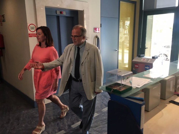 Armengol en los estudios de IB3, acompañada por el director del ente, Andreu Manresa.