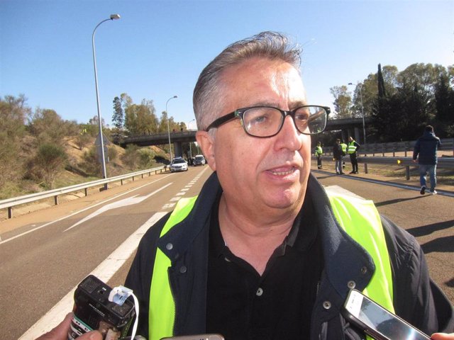 El secretario general de UPA-UCE, Ignacio Huertas, en los cortes de carretera en Badajoz