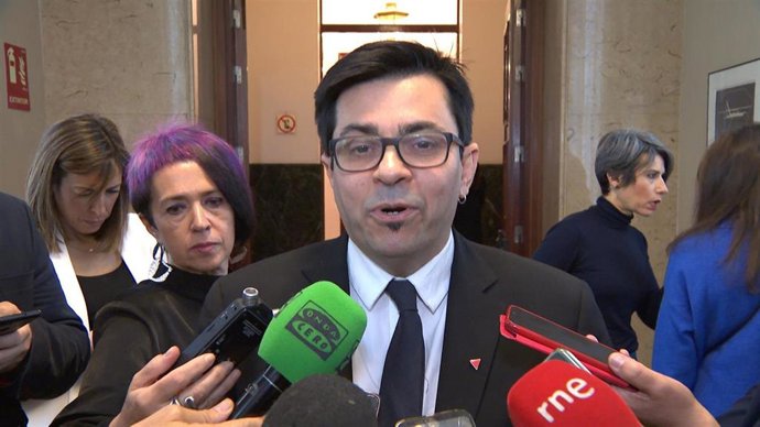 El secretario primero de la Mesa del Congreso, Gerardo Pisarello, de En Comú Podem, atendiendo a los medios