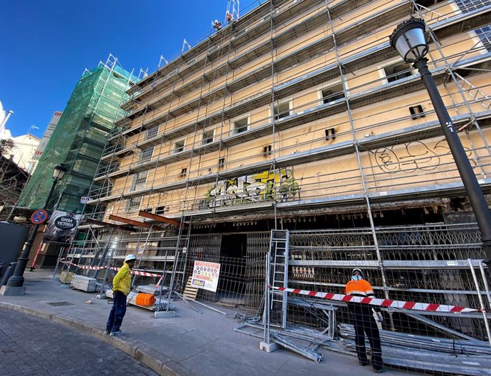 Real Cinema de la Plaza de Isabel II en Madrid con andamios para su próxima demolición
