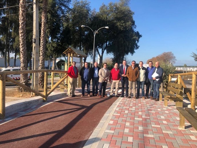 Díaz (quinto por la dcha.), en su visita a Posadas