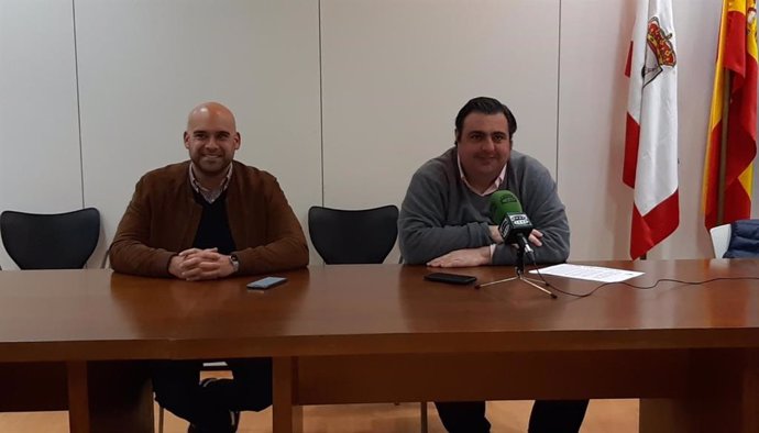 El portavoz y el concejal de Foro en Gijón, Jesús Martínez Salvador y Pelayo Barcia, respectivamente, en rueda de prensa