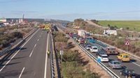 Cientos de agricultores cortan durante más de una hora la A-5 a la altura de Navalmoral de la Mata