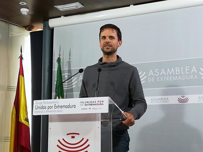 El diputado de Unidas por Extremadura Álvaro Jaén en rueda de prensa tras la Junta de Portavoces de la Asamblea