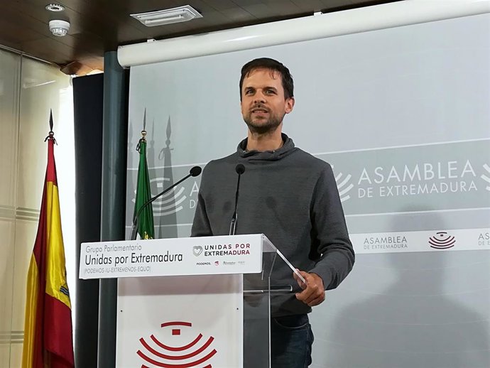 El diputado de Unidas por Extremadura Álvaro Jaén en rueda de prensa tras la Junta de Portavoces de la Asamblea