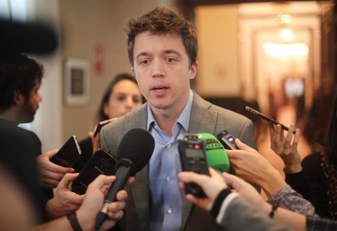 El diputado de Más País, Iñigo Errejón , atiende a los medios de comunicación