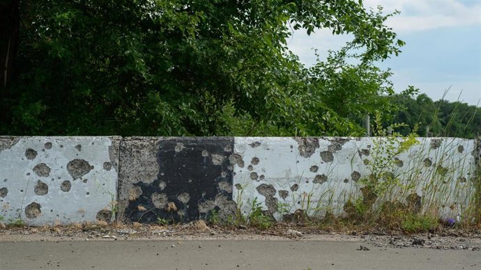 Un muro con disparos de bala en el este de Ucrania
