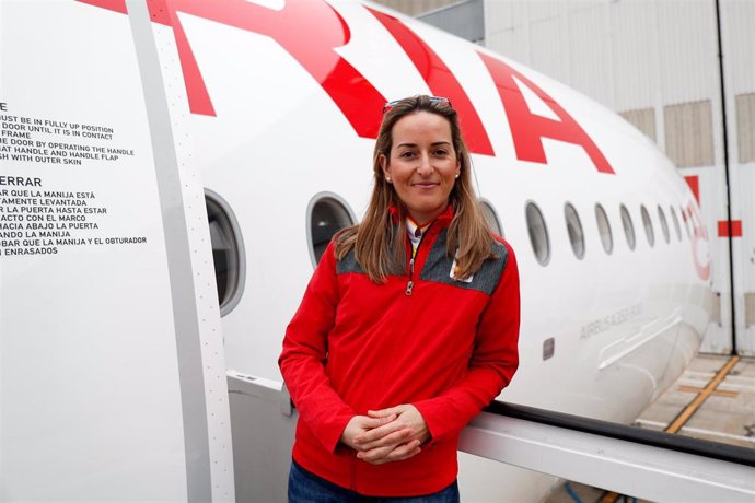 Fatima Gálvez con el avión que le llevará a los Juegos de Tokio