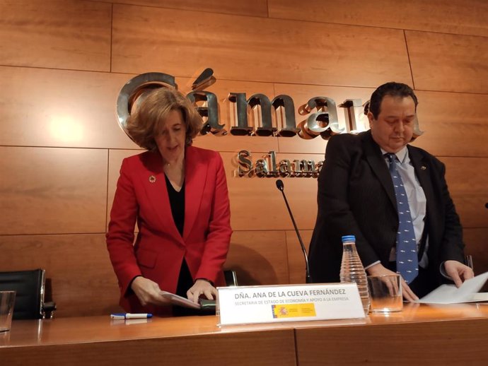 La secretaria de Estado de Economía, Ana de la Cueva, junto al presidente de la Cámara de Comercio de Salamanca
