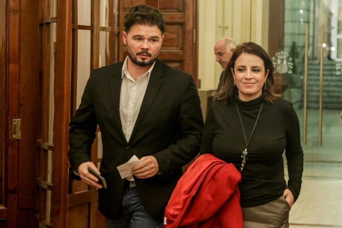 El portaveu d'Esquerra Republicana (ERC) al Congrés,  Gabriel Rufián, i la portaveu del PSOE, Adriana Lastra, als passadissos del Congrés 