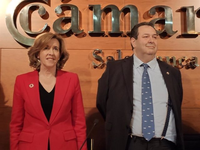 La secretaria de Estado de Economía, Ana de la Cueva, junto al presidente de la Cámara de Comercio de Salamanca, Benjamín Crespo.