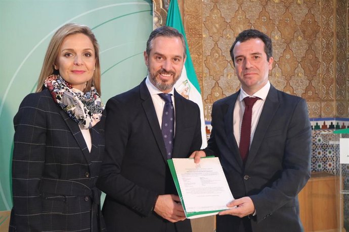 En el centro, el consejero de Hacienda de Andalucía, Juan Bravo