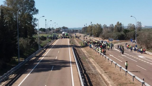 Agricultores cortan la autovía A-5 a la salida de Badajoz en ambos sentidos