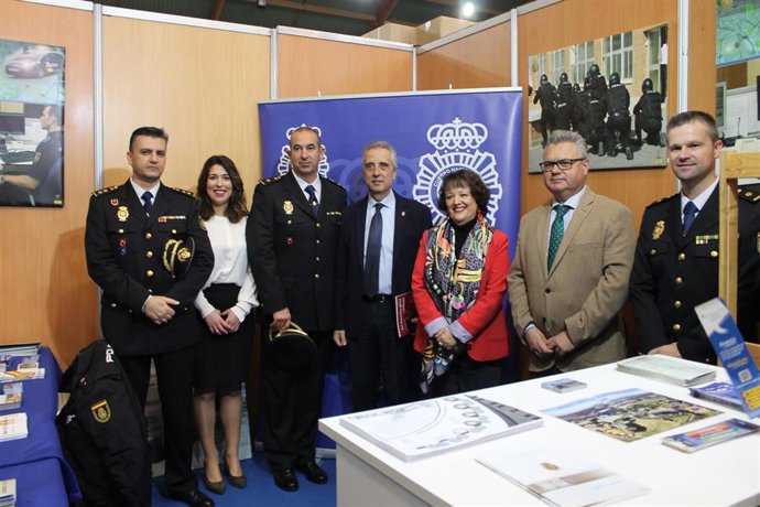 Morales (segundo por la dcha.) visita el Salón del Estudiante de Lucena