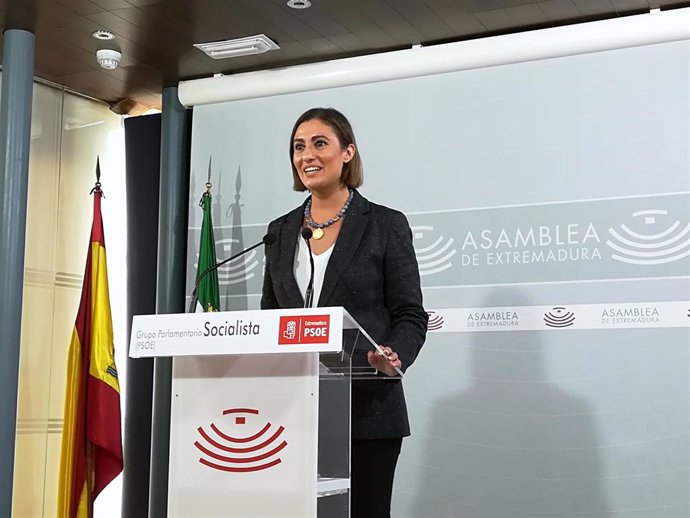 La portavoz del PSOE en la Asamblea de Extremadura, Lara Garlito, en rueda de prensa tras la Junta de Portavoces en la Cámara regional