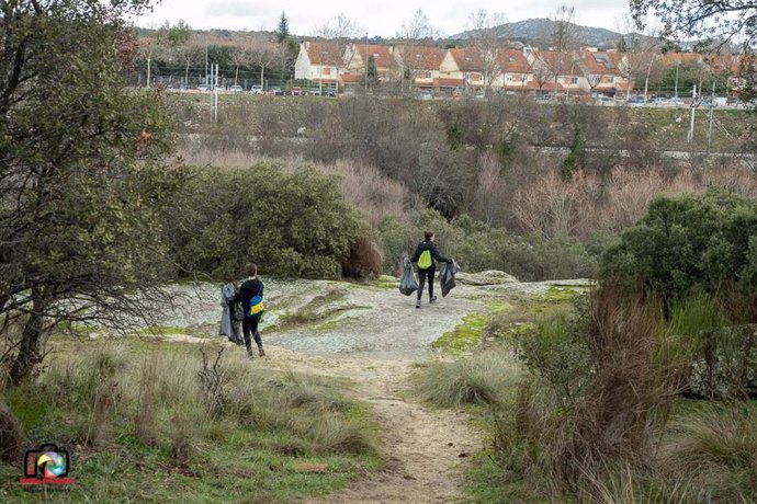 Grupo de jóvenes recoge más de 300 kilos de basura en los márgenes del río Guadarrama