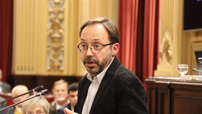 El diputado de MÉS per Menorca, Josep Castells, durante el pleno de presupuestos 2020, en el Parlament.