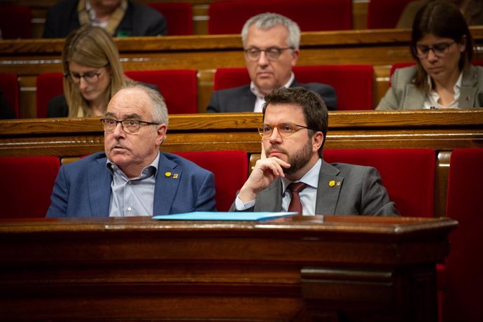 El conseller d'Educació, Josep Bargalló, i el vicepresident de la Generalitat, Pere Aragons, en un ple al Parlament de Catalunya, a Barcelona /Catalunya (Espanya), a 11 de febrer del 2020.