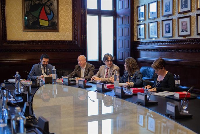El presidente del Parlament, Roger Torrent (1i); el vicepresidente segundo, Joan García González (2i) y el secretario segundo, David Pérez Ibáñez (3i) durante la reunión de la Mesa, en el Parlament, a 18 de febrero de 2020.