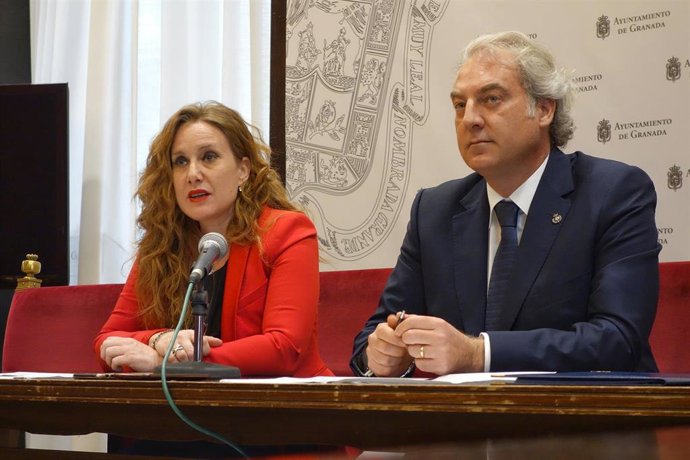La asesora del Instituto Andaluz de la Mujer en Granada, Ruth Martos, el concejal de Igualdad en el Ayuntamiento de Granada, José Antonio Huertas