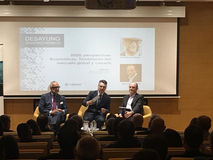 El economista José M O'Kean y el también economista y ex ministro de Industria, Turismo y Comercio, Miguel Sebastián, en un desayuno de Cajamar