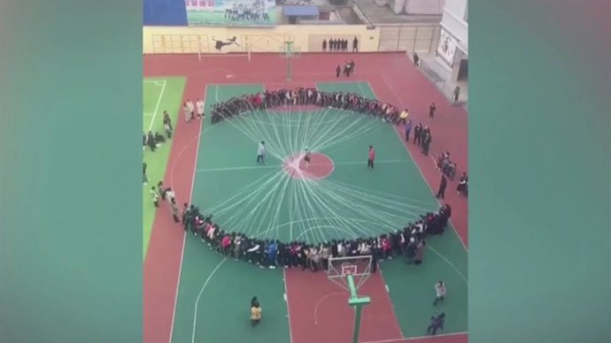Un grupo de estudiantes de Primaria logran jugar a saltar a la comba todos a la vez