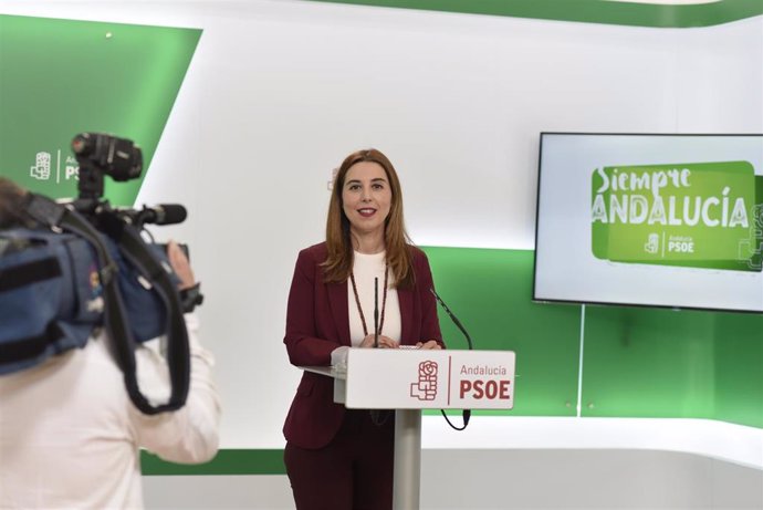 La portavoz de Educación del PSOE-A en el Parlamento andaluz, Beatriz Rubiño, en rueda de prensa.