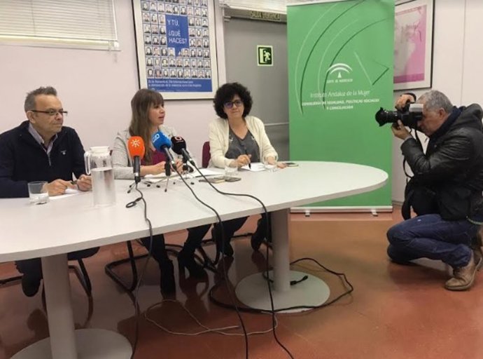 Lourdes Arroyo (centro) presenta los datos del IAM en Córdoba