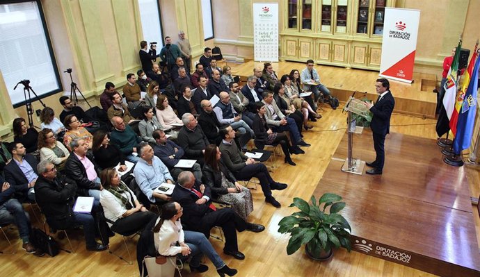 El presidnete de la Diputación de BAdajoz, Miguel Angel Gallardo, presenta el plan de Promedio a las localidades