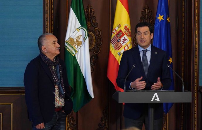 El presidente de la Junta, Juanma Moreno (1d), con el secretario general de UGT, Pepe Álvarez(1i) en el Palacio de San Telmo, Sevilla 18 de febrero del 2020.