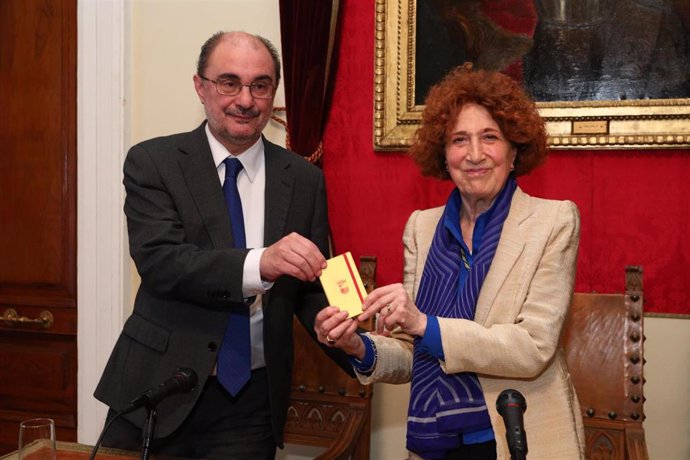 El presidente de Aragón, Javier Lambán, con la presidenta de la Real Academia de la Historia, Carmen Iglesias.
