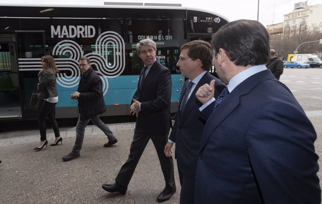 Almeida y Ángel Garrido en Atocha presentan línea de bus cero de la EMT