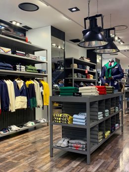 La nueva tienda está ubicada en un local de 70 metros cuadrados de la calle Berdigón y contará con una selección de las prendas estrella de la marca así como con su nueva colección de Tailoring SS.