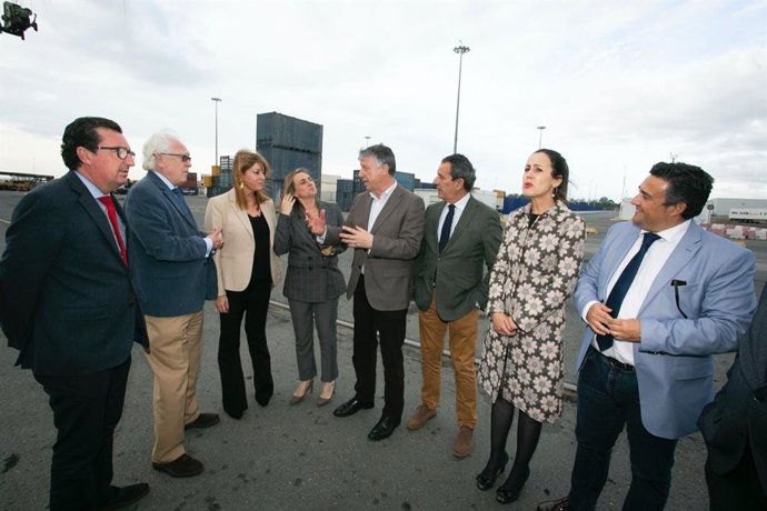 La consejera de Fomento, Marifrán Carazo, conoce el puerto de Huelva.